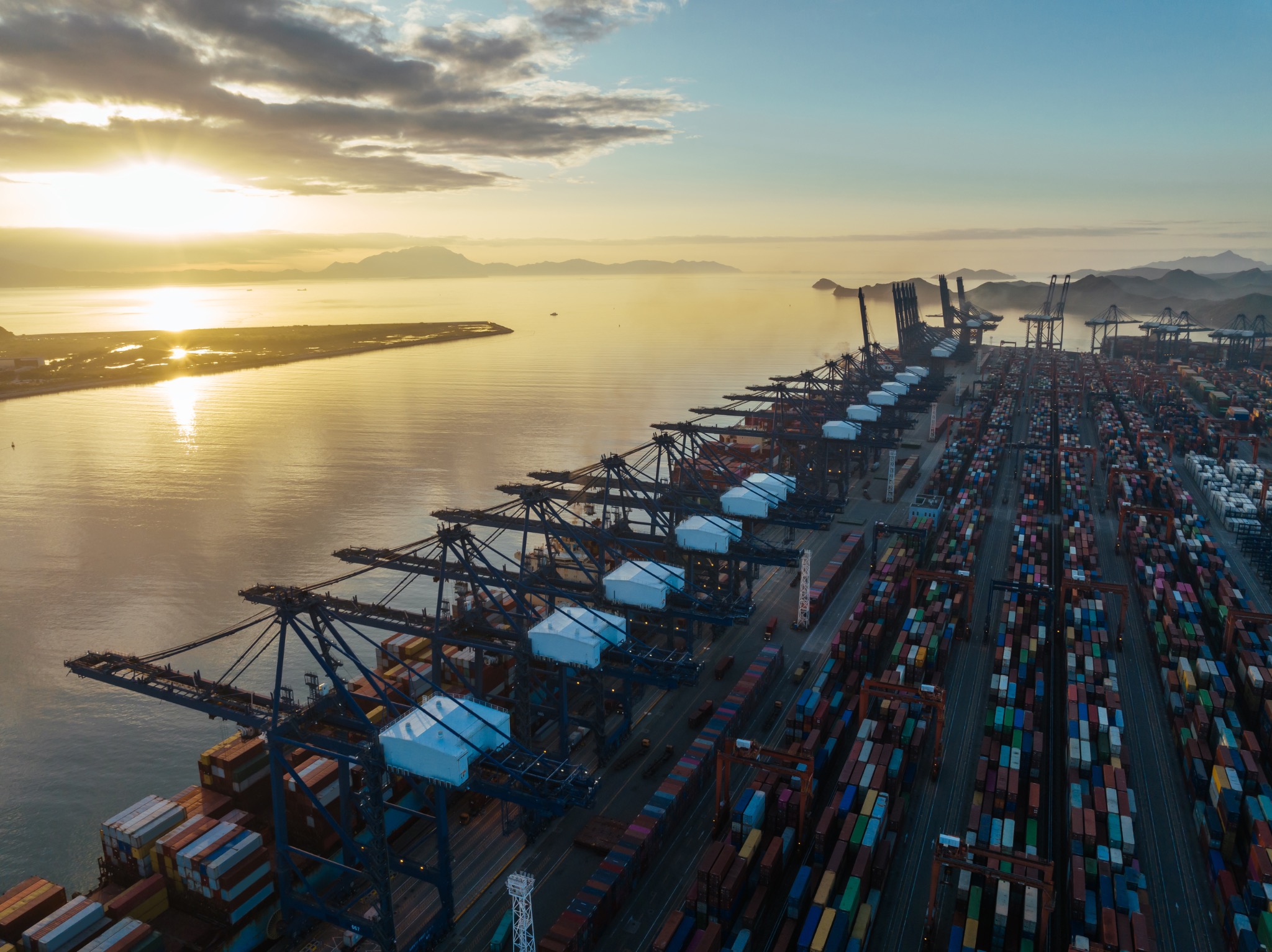 Large maritime container terminal